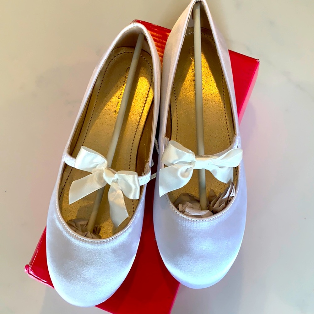 NWT White Satin dress shoes sz2